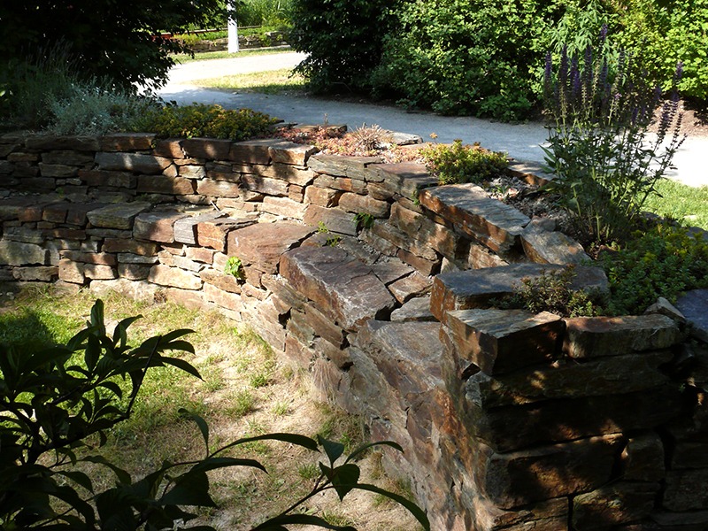 Trockenmauer im Garten