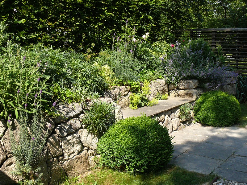 Trockenmauer im Garten