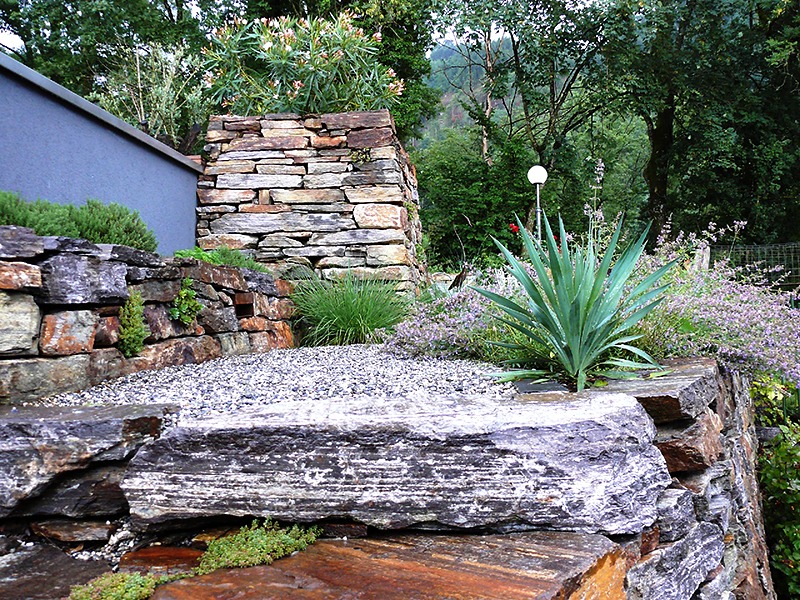 Trockenmauer im Garten