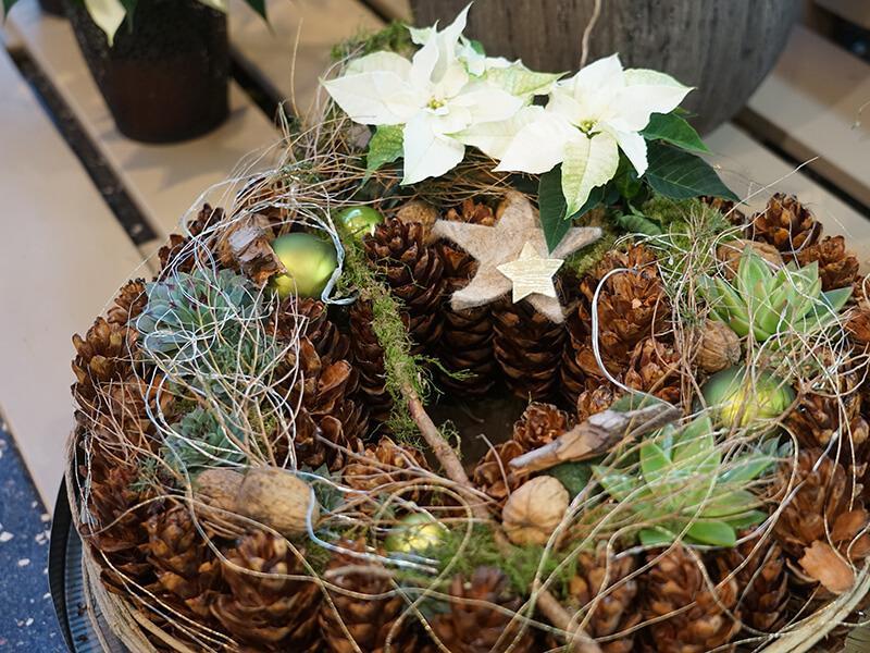 Kranz mit Zapfen und weihnachtsstern